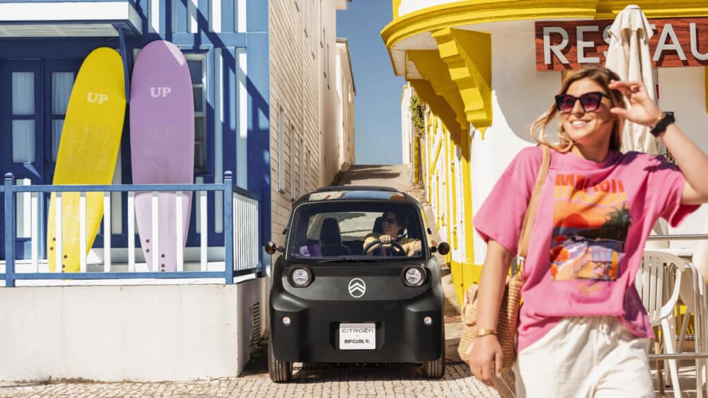 Citroën porta Ami Rip Curl sulla spiaggia di Tonfano: mobilità urbana protagonista al GromSearch