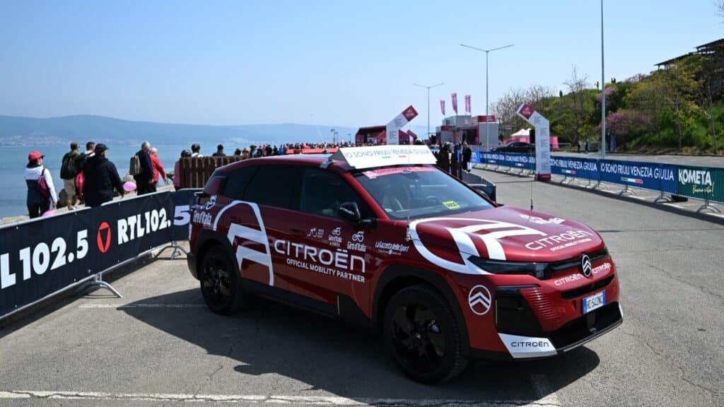 Citroën C5 Aircross debutta al Giro d’Italia 2026: il SUV francese è l’Auto Ufficiale della Corsa Rosa