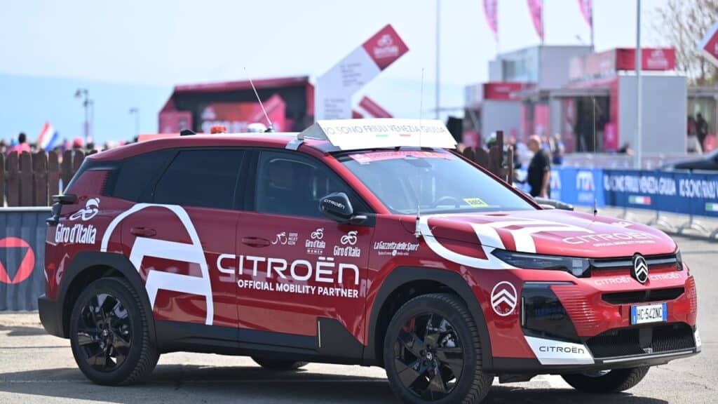 Citroën C5 Aircross ha fatto il suo debutto al Giro d’Italia 2026: il SUV francese è l’Auto Ufficiale della Corsa Rosa