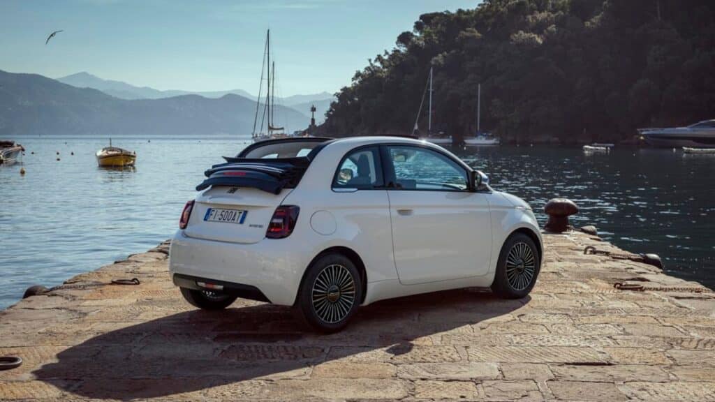 FIAT 500 Hybrid Dolcevita: eleganza retrò e capote blu per la nuova serie limitata