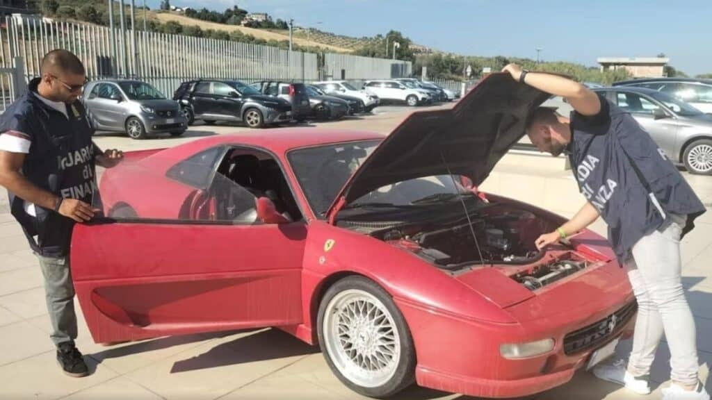 Falsa Ferrari F355 GTS in vendita, in realtà era una Toyota modificata: l’auto sequestrata a Catanzaro