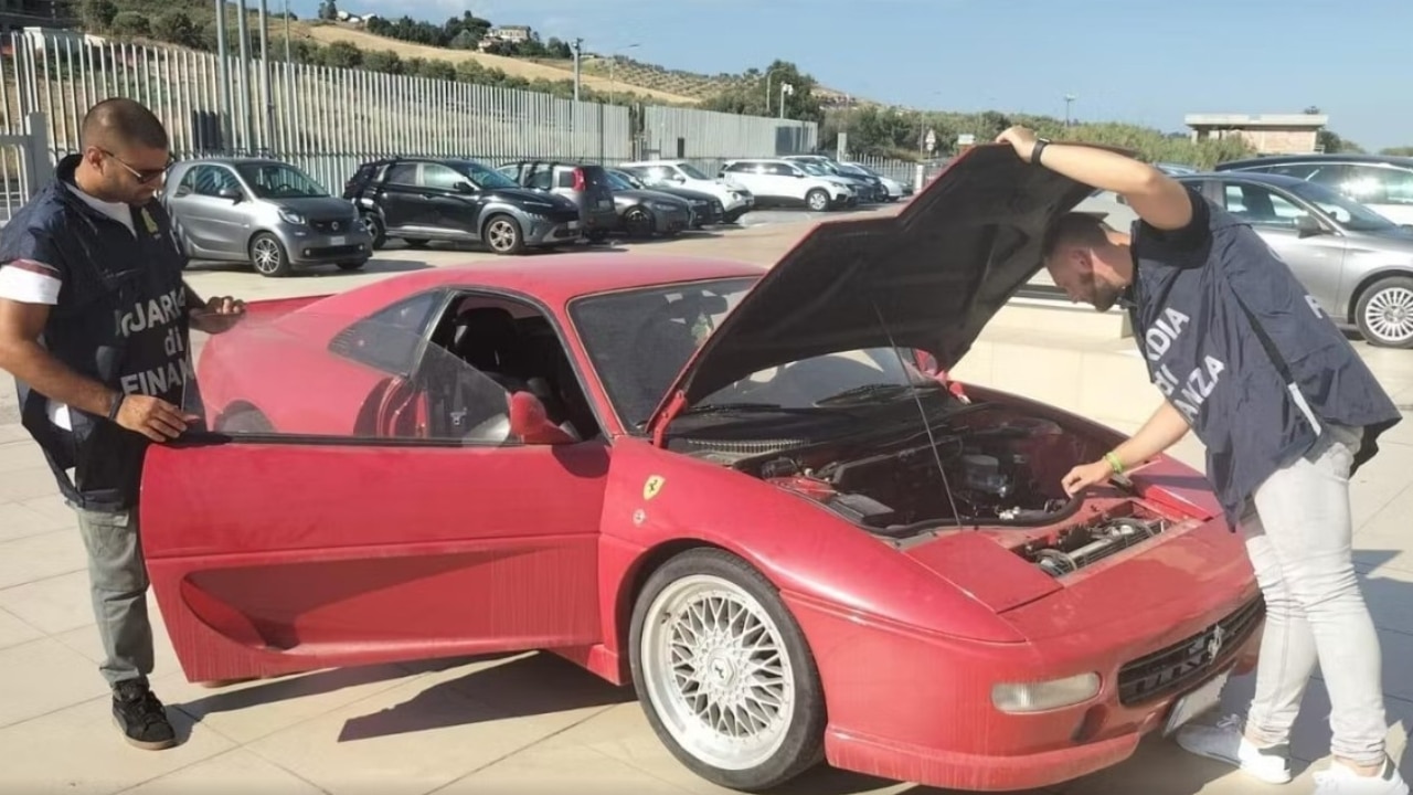 Falsa Ferrari F355 GTS in vendita, in realtà era una Toyota modificata: l’auto sequestrata a Catanzaro