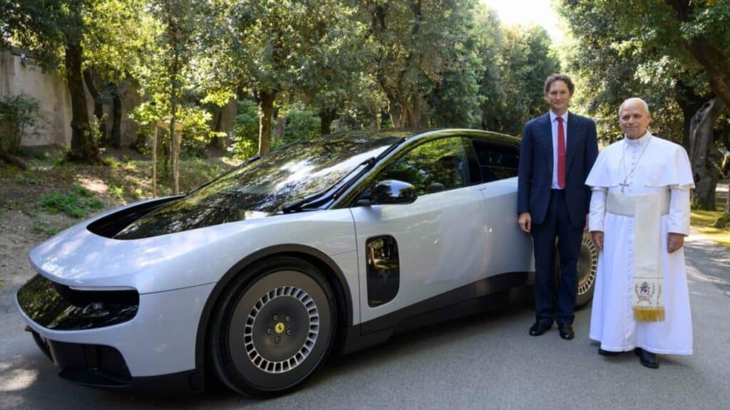 Ferrari Luce dal Papa: Leone XIV sale sulla prima Ferrari elettrica