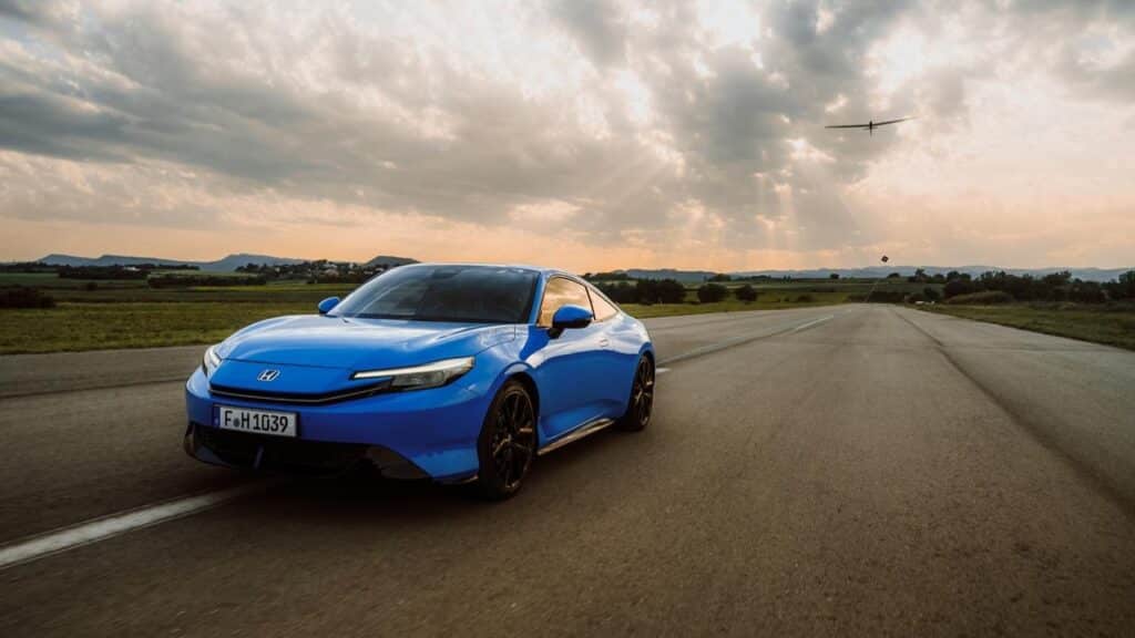 Honda Prelude e:HEV torna e traina un aliante in volo: il video spettacolare