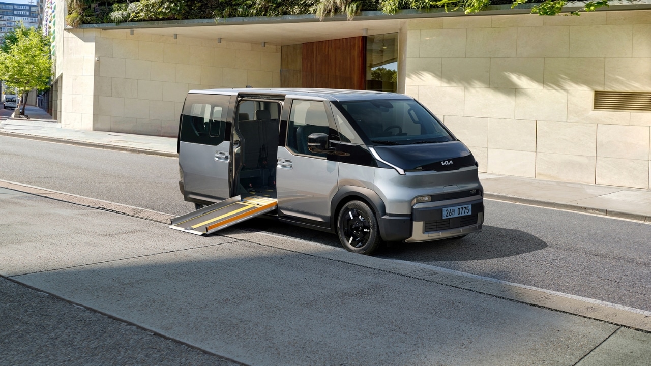 Kia PV5 WAV Side Entry: allestimento con accesso laterale per persone in carrozzina