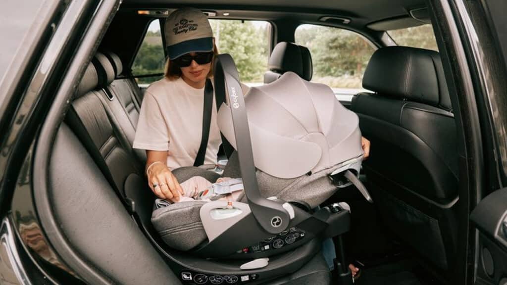 Viaggi con i bambini, attenzione al seggiolino: cosa non fare mai
