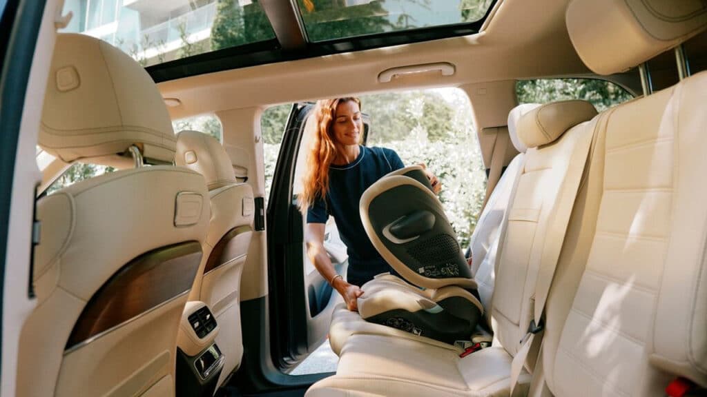 Viaggi con i bambini, attenzione al seggiolino: cosa non fare mai