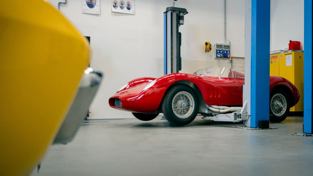 Maserati 200S, il Tridente certifica un gioiello da corsa con una storia leggendaria