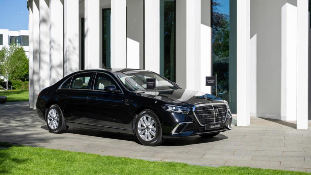 Mercedes-Benz Classe S GUARD: sicurezza VR10 e comfort da business lounge