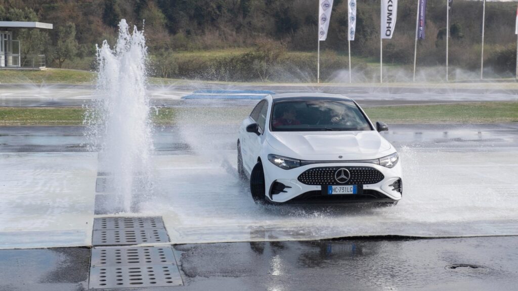 Mercedes-Benz porta i neopatentati in pista: a Vallelunga la sicurezza diventa esperienza concreta