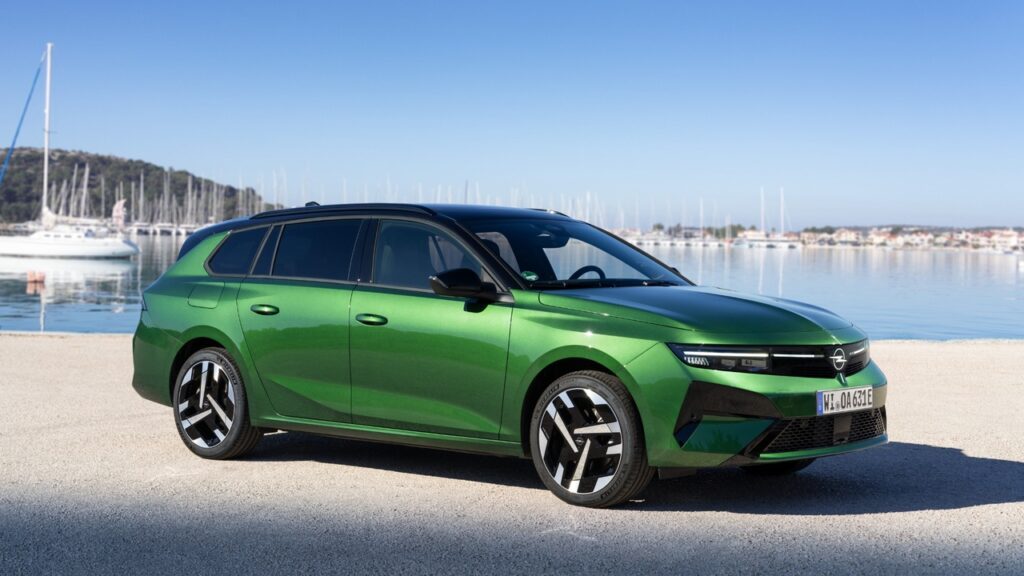 Opel Astra Sports Tourer Elettrica: efficienza reale e praticità quotidiana per la wagon "Made in Germany"