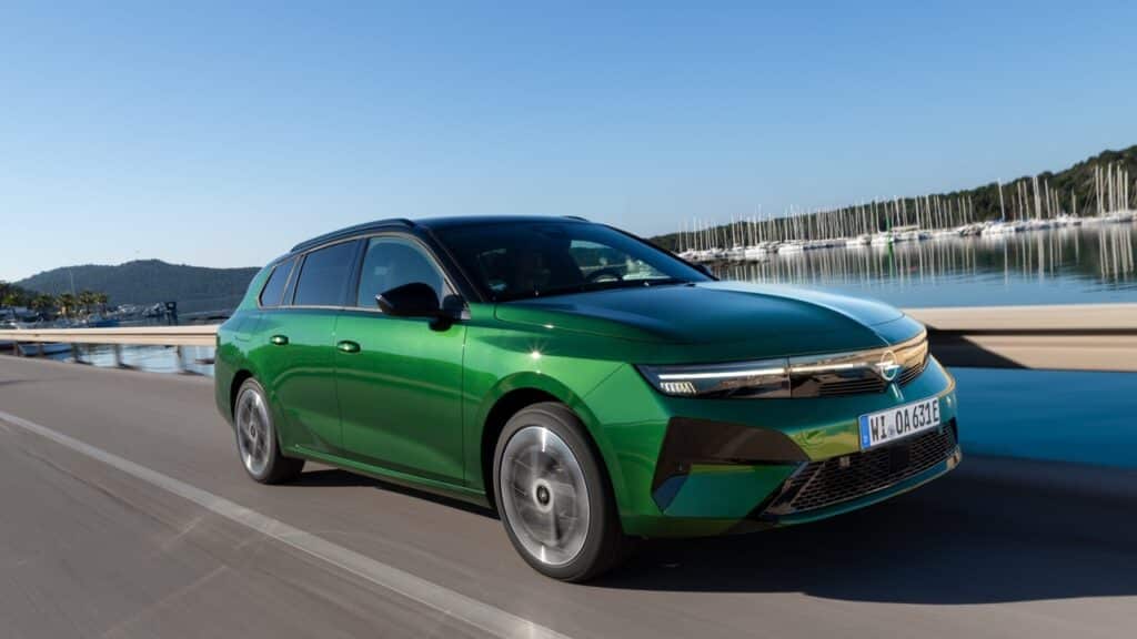 Opel Astra Sports Tourer Elettrica: efficienza reale e praticità quotidiana per la wagon “Made in Germany”