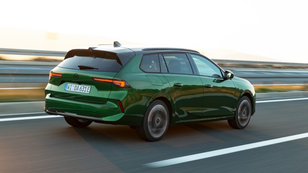 Opel Astra Sports Tourer Elettrica: efficienza reale e praticità quotidiana per la wagon "Made in Germany"