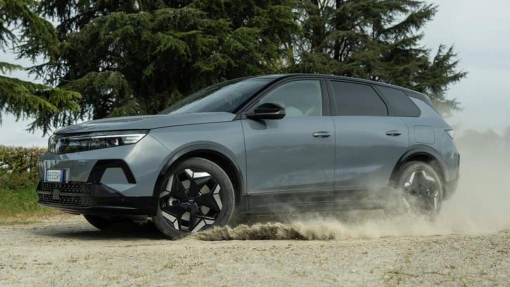 Opel Grandland Electric AWD: trazione integrale in chiave elettrica per l’off-road