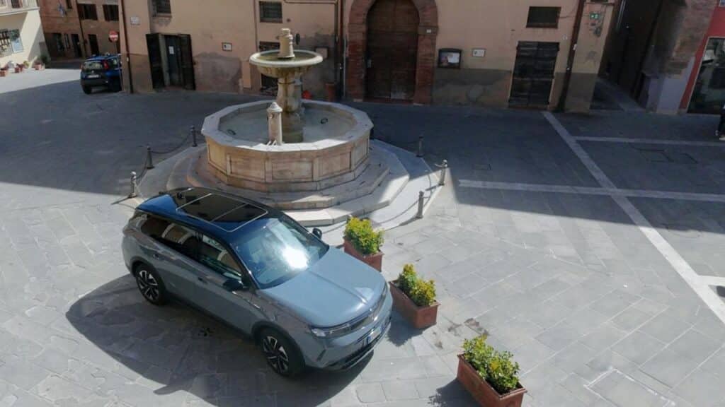 In Umbria con Opel Grandland Hybrid: itinerario tra Deruta e i paesaggi più autentici