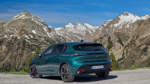 Peugeot 308 Hybrid 145 alla prova del Passo Maloja: efficienza e dinamismo tra le Alpi