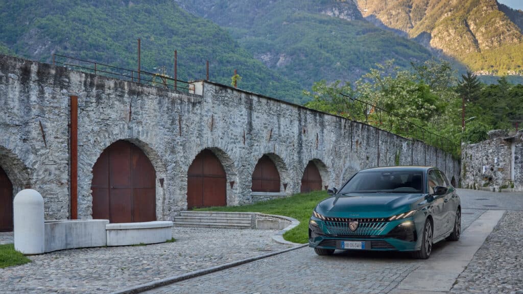 Peugeot 308 Hybrid porta l’efficienza tra le curve e il fresco naturale dei Crotti di Chiavenna