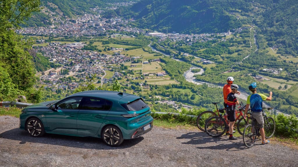 Peugeot 308 Hybrid porta l’efficienza tra le curve e il fresco naturale dei Crotti di Chiavenna