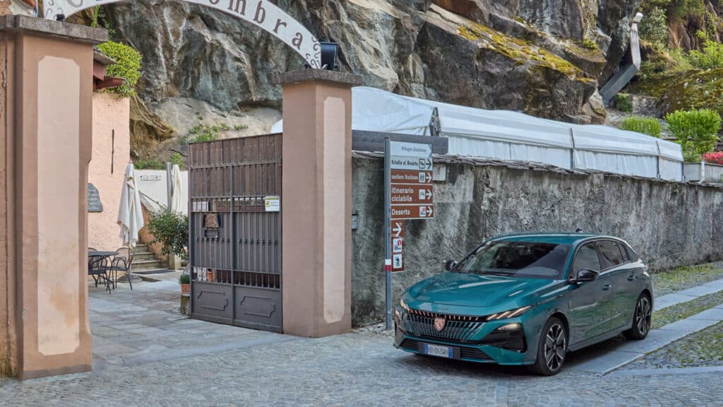 Peugeot 308 Hybrid porta l’efficienza tra le curve e il fresco naturale dei Crotti di Chiavenna