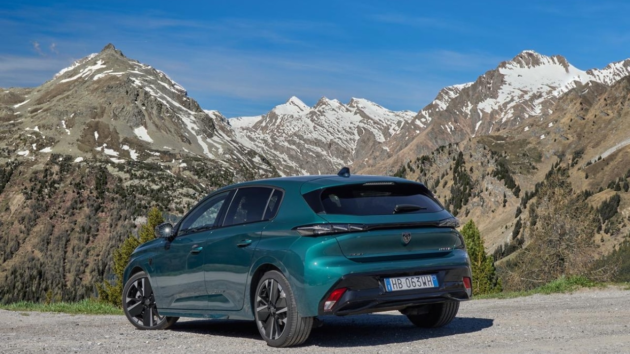Peugeot 308 Hybrid 145 alla prova del Passo Maloja: efficienza e dinamismo tra le Alpi