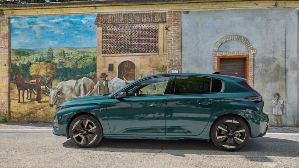Peugeot E-308 a Fontanile: viaggio elettrico nel cuore del Monferrato