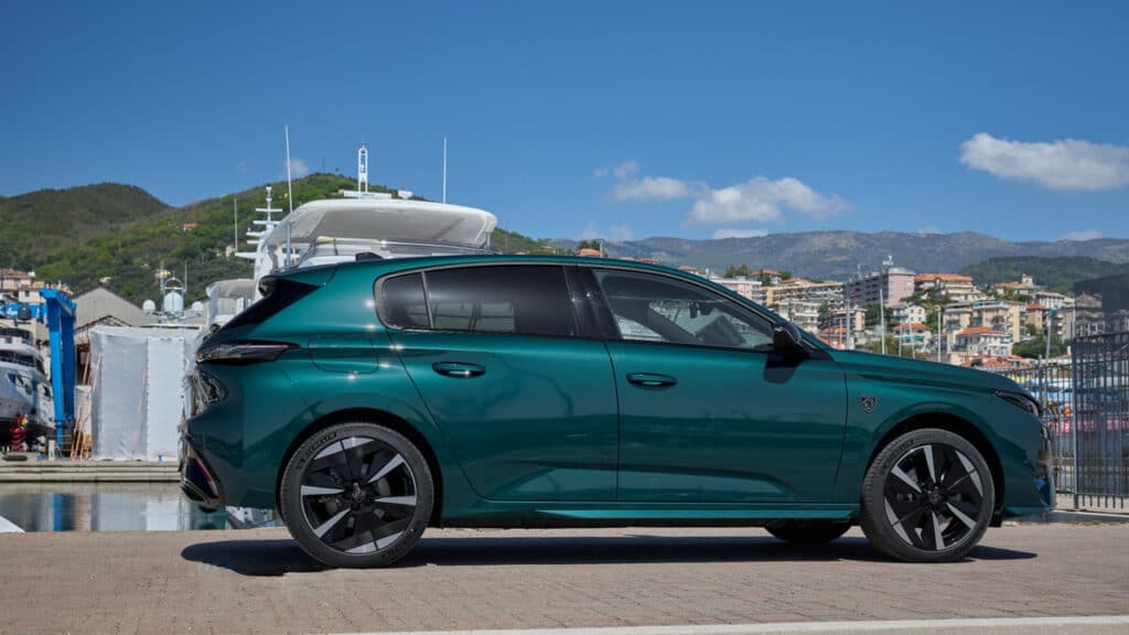 Peugeot E-308, da Milano a Varazze con 450 km di autonomia
