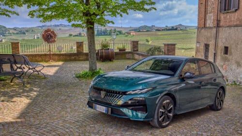 Peugeot E-308 a Fontanile: viaggio elettrico nel cuore del Monferrato