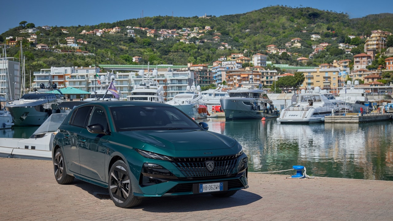 Peugeot E-308, da Milano a Varazze con 450 km di autonomia