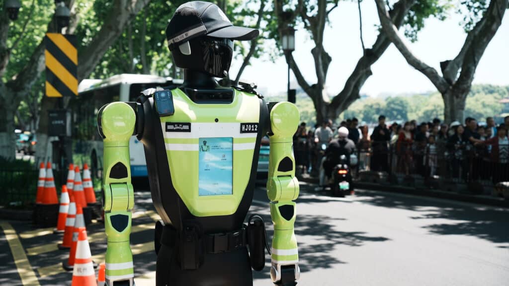 Hangzhou, robot umanoidi in strada per regolare il traffico durante le festività del Primo Maggio