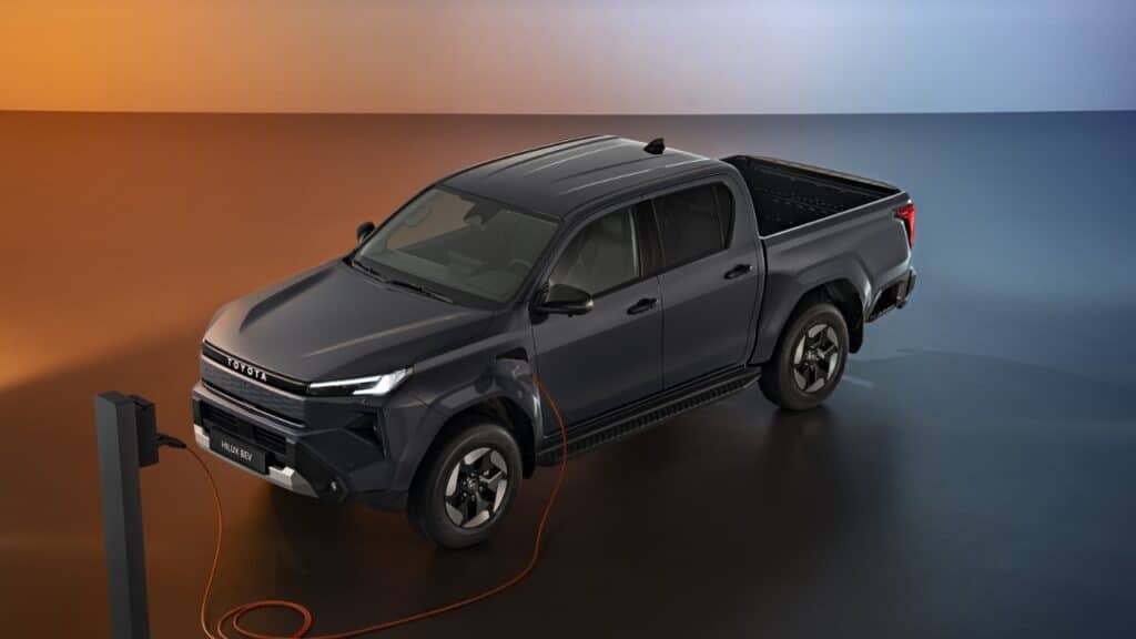 Toyota Hilux Electric arriva in Italia: il robusto pick-up giapponese ora è anche elettrico