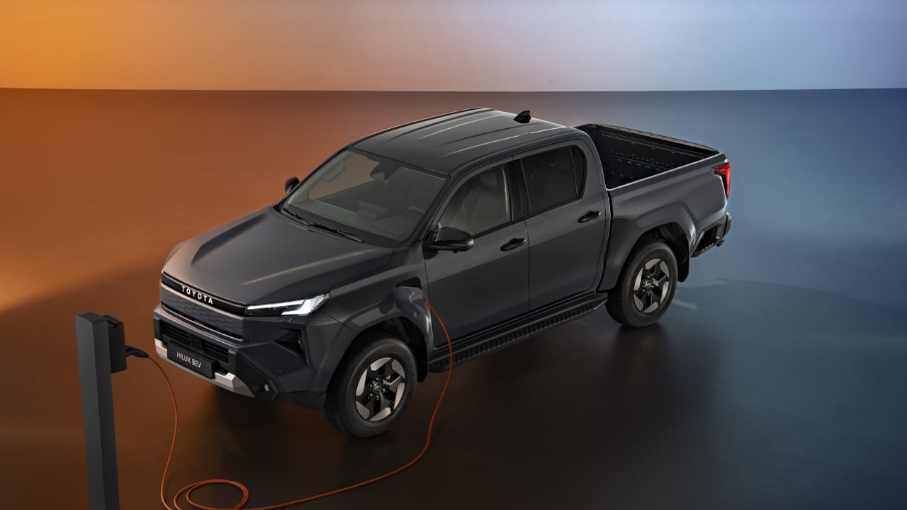 Toyota Hilux Electric arriva in Italia: il robusto pick-up giapponese ora è anche elettrico