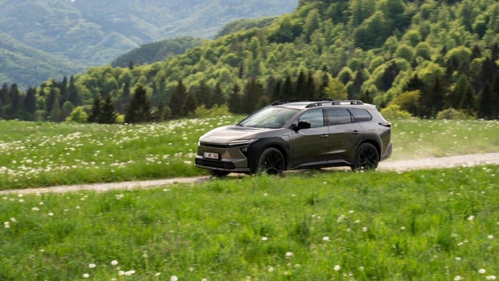 Toyota bZ4X Touring 2026: arriva a fine estate, da 50.500 euro