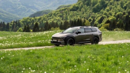 Toyota bZ4X Touring 2026: arriva a fine estate, da 50.500 euro