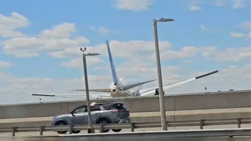 New York, aereo United proveniente da Venezia colpisce palo della luce e camion prima di atterrare
