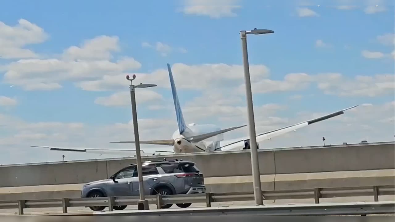 New York, aereo United proveniente da Venezia colpisce palo della luce e camion prima di atterrare