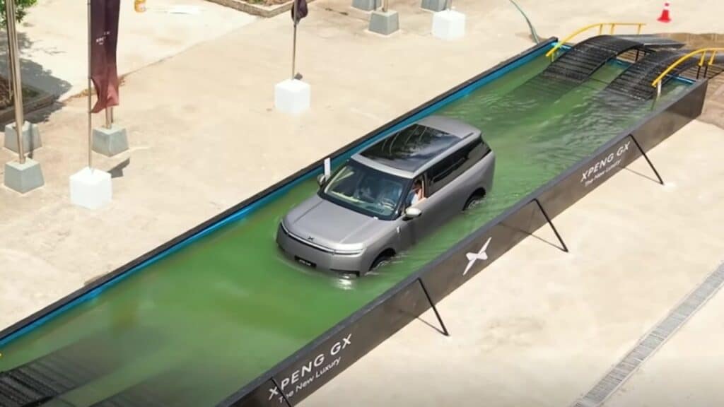 XPENG GX mostra le sue capacità off-road nel test in acqua: affronta guadi fino a 700 mm