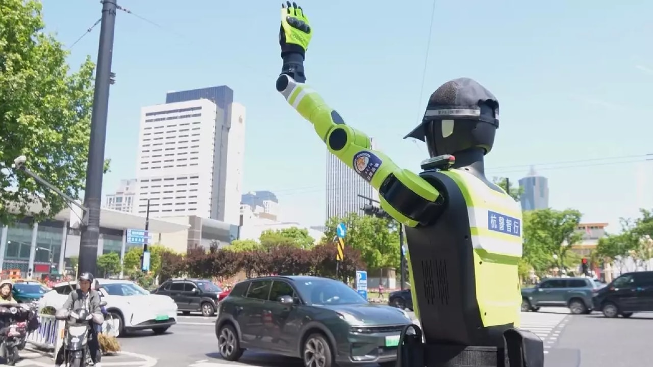 Hangzhou, robot umanoidi in strada per regolare il traffico durante le festività del Primo Maggio