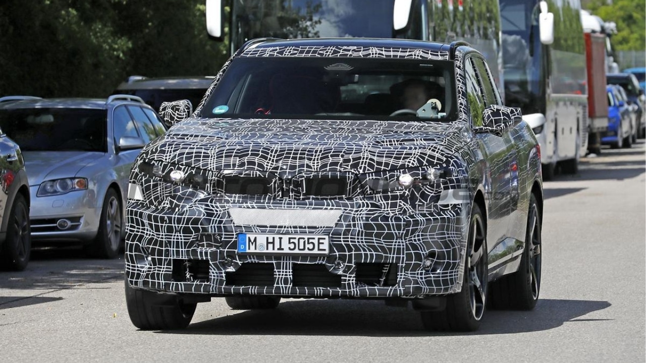 BMW iX5 M: prime foto spia del SUV elettrico sportivo della nuova generazione X5