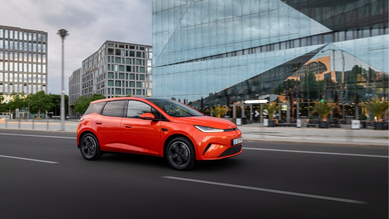 BYD Dolphin G DM-i 2026: la piccola cinese ora è anche plug-in