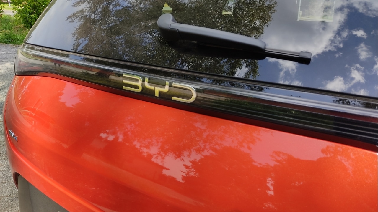 BYD Dolphin G DM-i 2026: la piccola cinese ora è anche plug-in