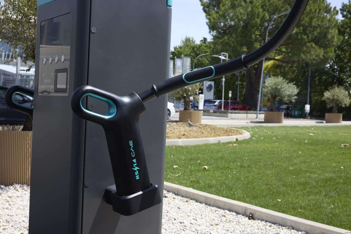 BYD Flash Charging arriva in Italia: Denza inaugura a Bologna la prima stazione di ricarica ultra-rapida