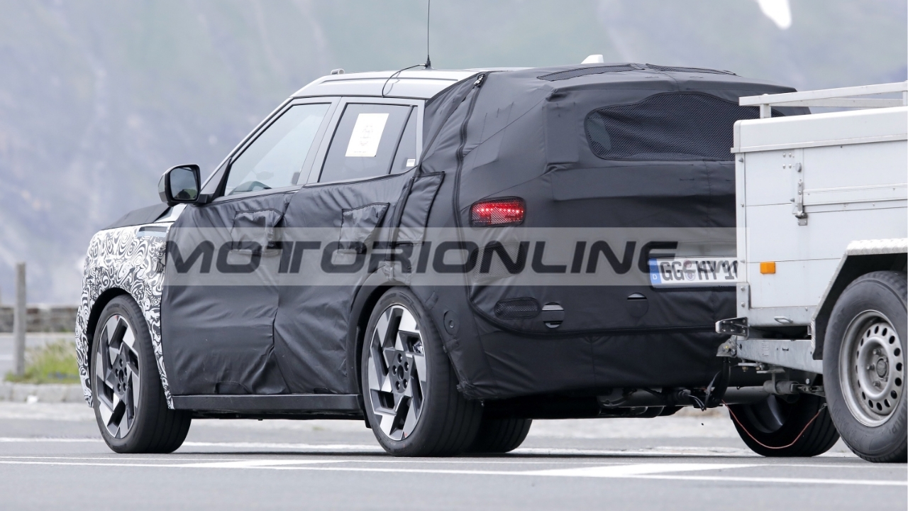 Hyundai Kona 2028: i primi scatti della terza generazione
