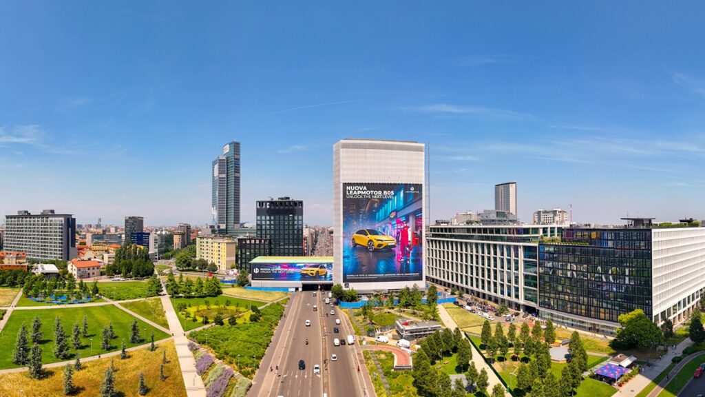 Leapmotor porta il “next level” a Milano: la B05 domina la città dal Pirellino