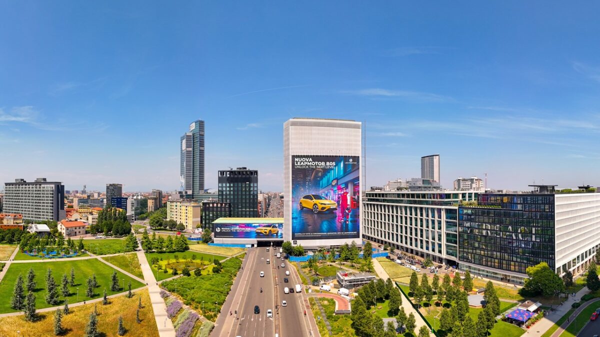 Leapmotor porta il “next level” a Milano: la B05 domina la città dal Pirellino