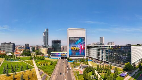 Leapmotor porta il “next level” a Milano: la B05 domina la città dal Pirellino