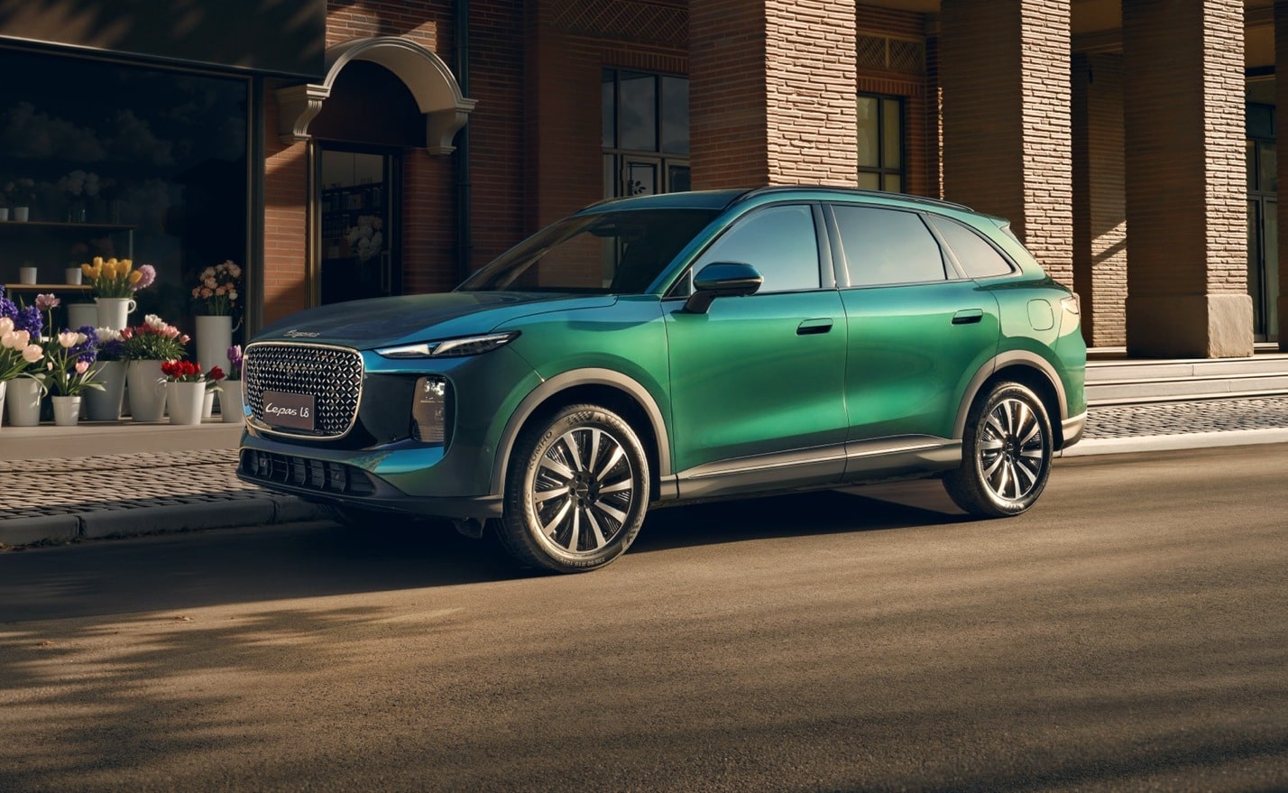 Lepas L8 arriva in Italia: prezzi da 41.700 € per il SUV ibrido plug-in da 279 CV