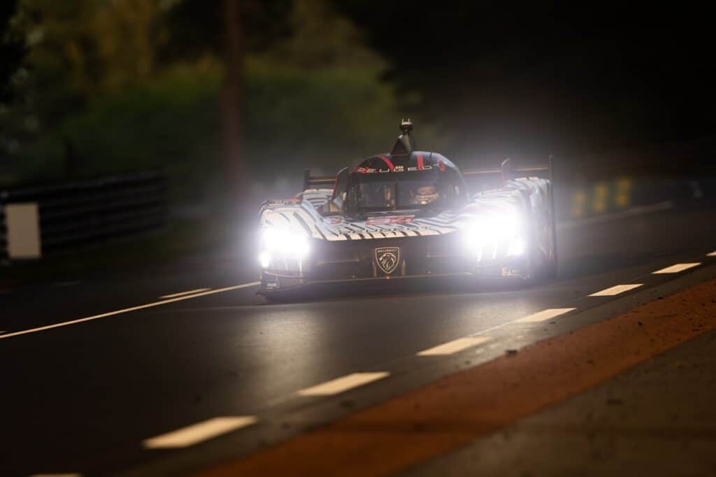 24 Ore di Le Mans, Peugeot resiste e porta al traguardo entrambe le 9X8