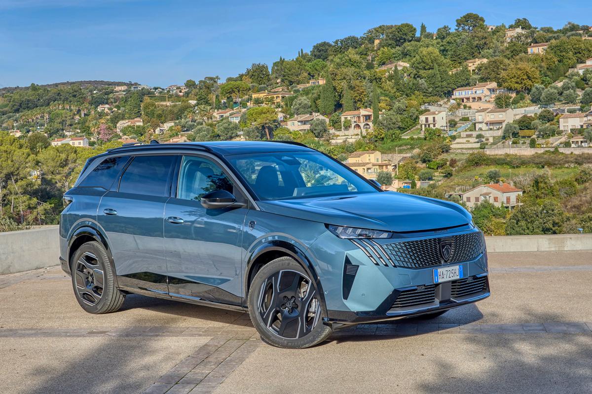 Peugeot 5008 Long Range: viaggio tra arte e vetro soffiato in Costa Azzurra