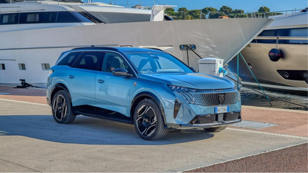 Peugeot E-5008 Long Range: viaggio in Costa Azzurra con 668 km di autonomia