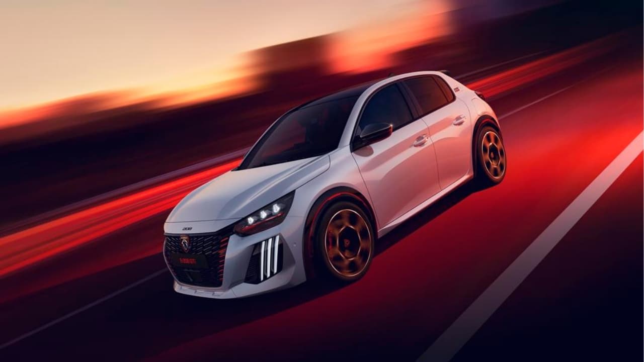 Peugeot e-208 GTi svelata a Le Mans: la sportiva elettrica da 281 CV ha un prezzo di 44.900 euro